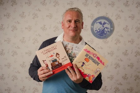 Juan Fenollar con sus libros